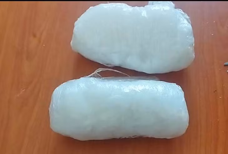 Kết quả giám định cho thấy tinh thể màu trắng bên trong hai túi nilong là ma túy loại methamphetamine.