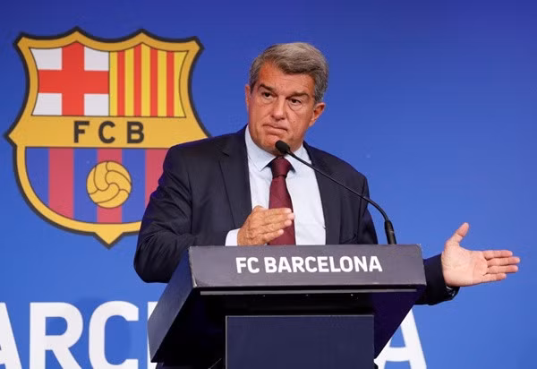Laporta khẳng định Barca sẽ tiếp tục giảm lương cầu thủ. Ảnh: Reuters.