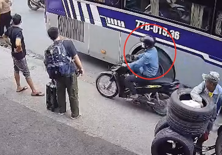 Phước đi xe biển số giả tiếp cận nạn nhân.