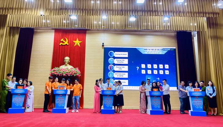 Các đội thi tham gia phần thi kiến thức theo hình thức trả lời câu hỏi trắc nghiệm về chủ đề chuyển đổi số.