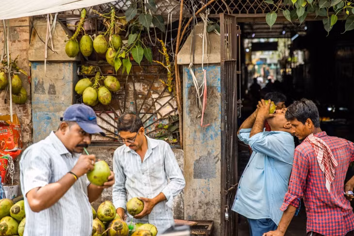 Người dân mưu sinh dưới nắng nóng ở Ahmedabad. Ảnh: Bloomberg