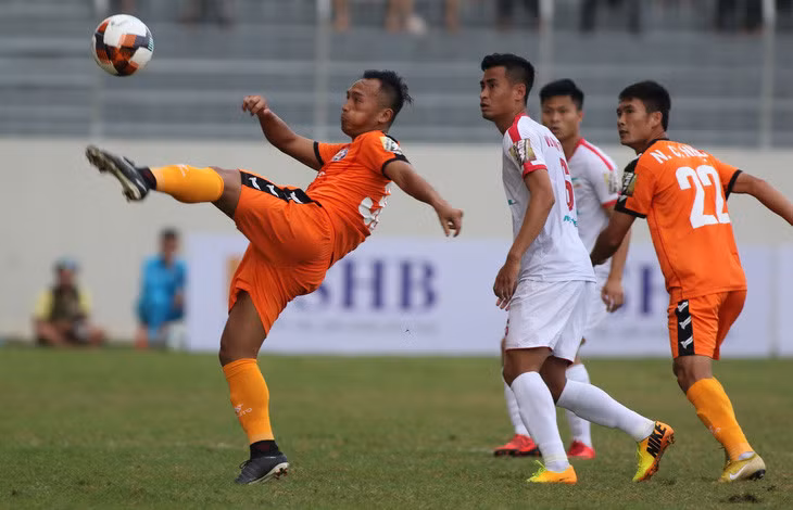 Phạm Thanh Tiệp (bìa trái) trong trận SHB Đà Nẵng - Than Quảng Ninh ở V-League 2019 - Ảnh: THẮNG LÊ