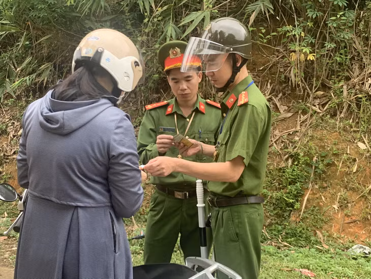 Công an xã Phong Dụ (huyện Tiên Yên) kiểm tra hành chính người điều khiển xe mô tô.