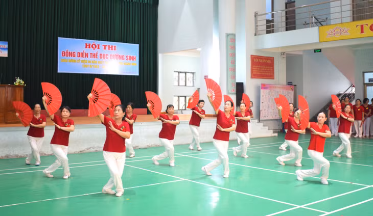 Môn thi Võ quạt giành giải A của đội thi NCT của phường Cẩm Bình