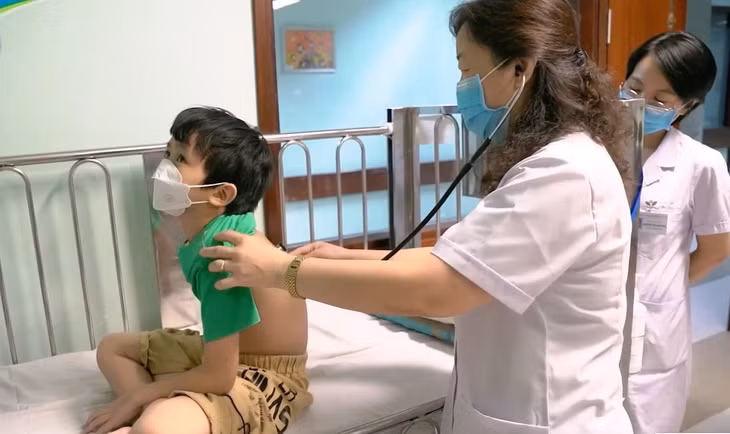 PGS.TS Lê Thị Hồng Hanh khám cho một bệnh nhi viêm phổi do vi khuẩn Mycoplasma Ảnh: Lê Hiếu