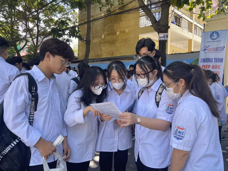 Nhiều thí sinh nán lại trường thi để trao đổi với bạn về bài làm.