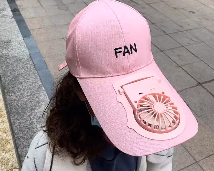 Một chiếc mũ được gắn quạt mini. Ảnh: Aliexpress