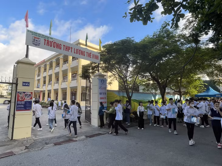 Thí sinh dự thi tại Điểm thi trường THPT Lương Thế Vinh (TP Cẩm Phả) đến trường thi đúng giờ để chuẩn bị cho môn thi Ngoại ngữ.