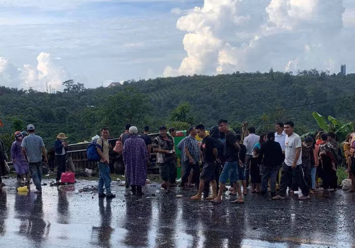 Tai nạn liên hoàn, người dân đập kính đưa khách thoát ra ngoài 6