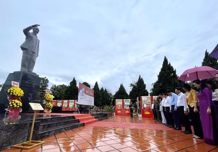 Đoàn công tác dâng hương tại khu lưu niệm Chủ tịch Hồ Chí Minh trên đảo Cô Tô.