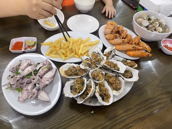 Du khách có thể thưởng thức loạt món ngon, đặc sản địa phương khi khám phá làng Việt Hải (Ảnh: Vũ Tùng Lâm).