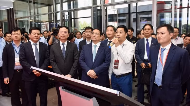 Thủ tướng và các đại biểu tham quan triển quốc tế về công nghiệp 4.0 năm 2023.