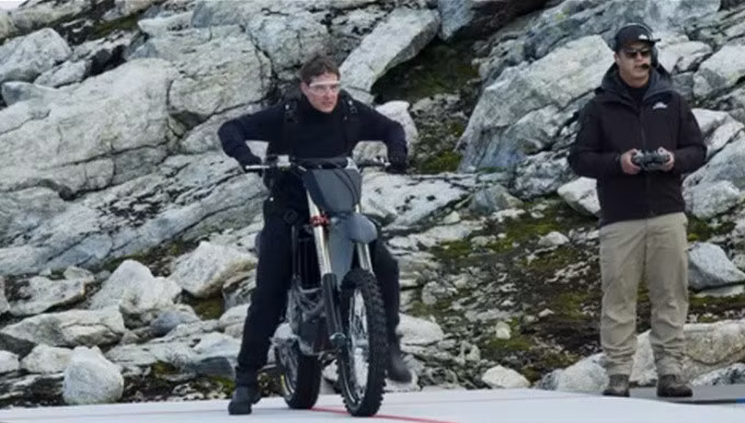 Tom Cruise chuẩn bị thực hiện pha mạo hiểm trên trường quay "Mission: Impossible 7" ở Na Uy. Ảnh: Paramount Pictures
