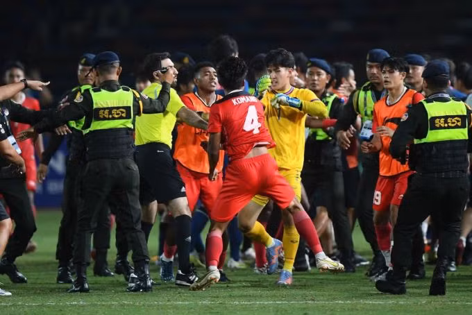 Komang Agung (số 4) và thủ môn Soponwit Rakyart (áo vàng) đánh nhau sau khi tỷ số được nâng lên 3-2. Ảnh: AFP