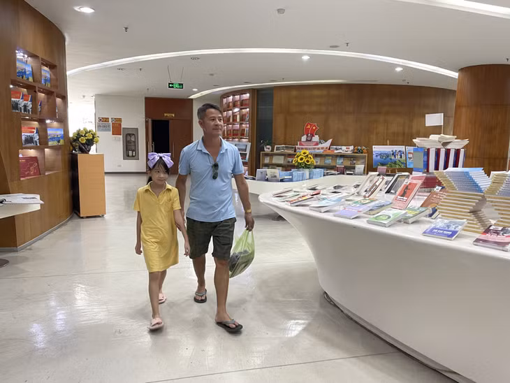 Trong thời tiết nắng nóng như hiện nay, nhiều gia đình chọn Thư viện tỉnh là nơi đưa con em tới đọc sách, học tập.