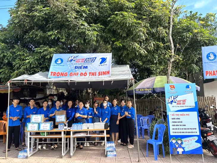 Các đồng chí trong BTV Tỉnh Đoàn thăm, tặng quà các đội hình "Tiếp sức mùa thi" tại nhiều địa phương trong tỉnh.