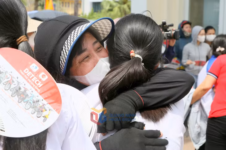 Người mẹ dành cho con gái một cái ôm thật chặt và nụ cười không còn chút lo âu.