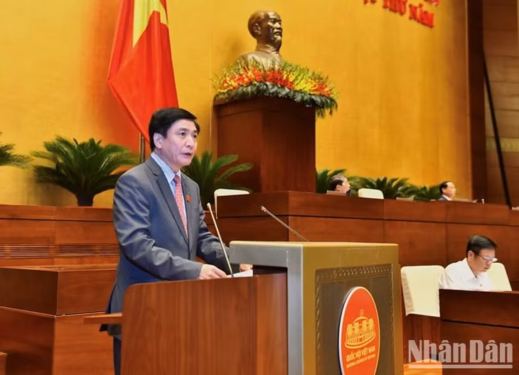 Ủy viên Ủy ban Thường vụ Quốc hội, Tổng Thư ký Quốc hội Bùi Văn Cường trình bày Báo cáo tiếp thu, giải trình ý kiến các đại biểu Quốc hội về dự kiến Chương trình giám sát của Quốc hội năm 2024. (Ảnh: ĐĂNG KHOA)