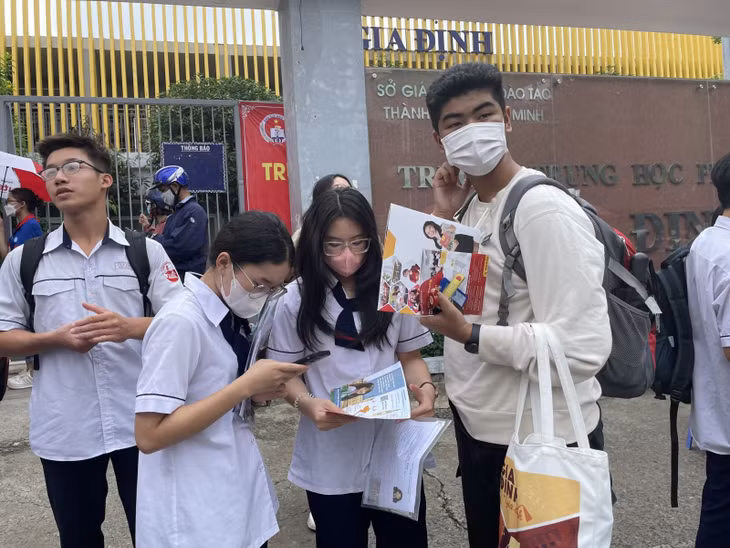 Thí sinh vừa hoàn thành môn Ngữ văn kỳ thi tốt nghiệp THPT 2023. Ảnh: Đan Phương