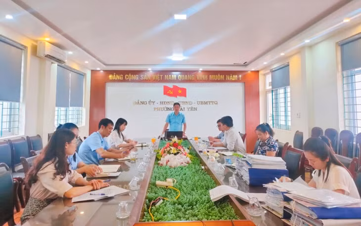 Đoàn kiểm tra UBND TP Móng Cái kiểm tra công tác ban hành văn bản quy phạm pháp luật, xử lý vi phạm hành chính, theo dõi thi hành pháp luật; đăng ký, quản lý hộ tịch, chứng thực và nuôi con nuôi tại phường Hải Yên. Ảnh: Thu Hằng (Trung tâm TT-VH Móng Cái)
