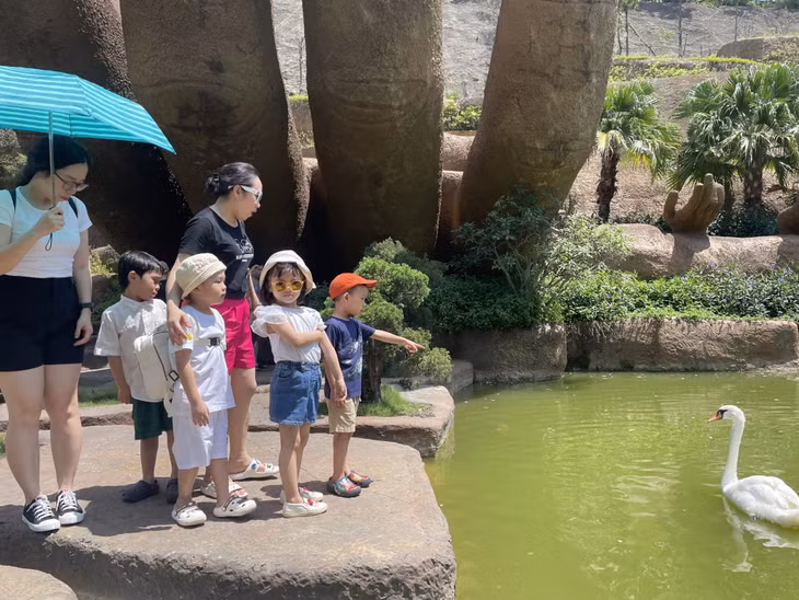 Du khách tham quan Công viên King Kong Tuần Châu (TP Hạ Long).