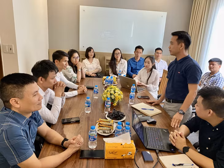 Đại diện Công ty CP Phát triển Công nghệ CYBER LOGISTICS (TP Hạ Long) giới thiệu với đoàn về hành trình phát triển của doanh nghiệp.
