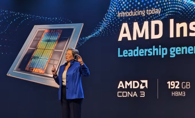 CEO AMD Lisa Su giới thiệu MI300X tại sự kiện ngày 13/6 ở San Francisco. Ảnh: Servethehome