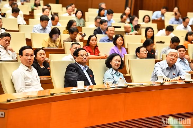 Các đồng chí lãnh đạo Đảng, Nhà nước dự phiên họp sáng 8/6. (Ảnh: ĐĂNG KHOA)