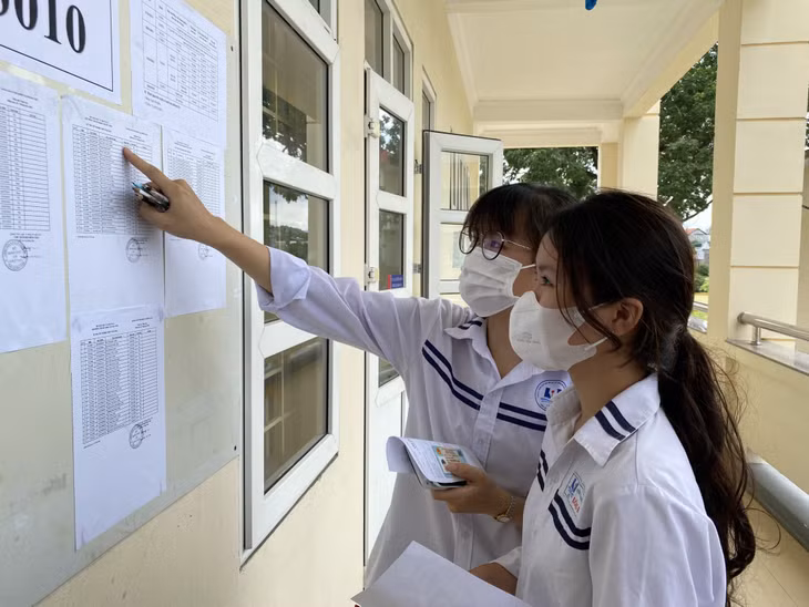 Các thí sinh xem lại danh sách và sơ đồ phòng thi trước giờ thi.