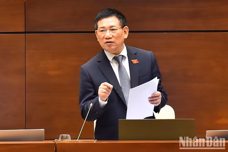Bộ trưởng Tài chính Hồ Đức Phớc báo cáo giải trình, làm rõ một số vấn đề các đại biểu Quốc hội nêu. (Ảnh: THỦY NGUYÊN)