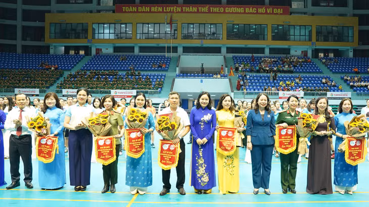 Đại biểu T.Ư và tỉnh Bắc Giang trao cờ lưu niệm cho các đơn vị tham gia Hội thi.