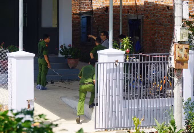 Cảnh sát khám nghiệm hiện trường án mạng. Ảnh: Bùi Toàn