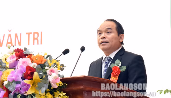 Đồng chí Nguyễn Quốc Đoàn, Ủy viên Trung ương Đảng, Bí thư Tỉnh ủy đọc diễn văn kỷ niệm 90 năm Ngày truyền thống Đảng bộ tỉnh