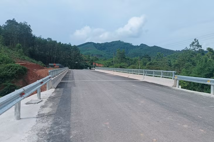 Cầu Hụi Đăm đã hoàn thành thi công các hạng mục chính, chuẩn bị đưa vào khai thác trong tháng 7/2023.