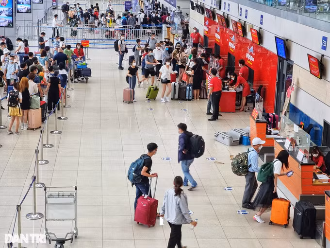 Sân bay Nội Bài khuyến cáo hành khách vẫn mang theo căn cước công dân trong giai đoạn thí điểm sử dụng tài khoản định danh điện tử. (Ảnh: Ngọc Tân).