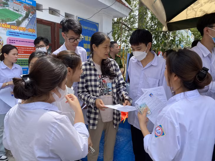 Các thầy cô giáo có mặt tại các Điểm thi, cùng các em học sinh thảo luận về đề thi và bài làm sau giờ thi.