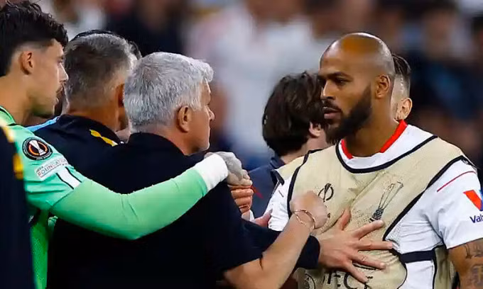Mourinho tranh cãi với Marcao cuối hiệp phụ. Ảnh: Reuters