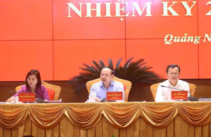 Đồng chí Bí thư Tỉnh ủy, Chủ tịch HĐND tỉnh gợi ý các nội dung thảo luận tại hội nghị.