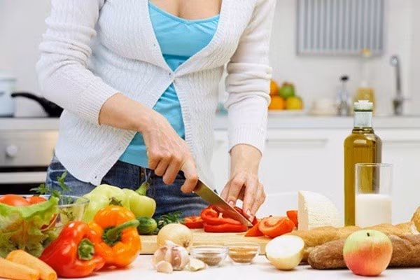 Cần cân đối thực phẩm và nước uống trong ngày hè.