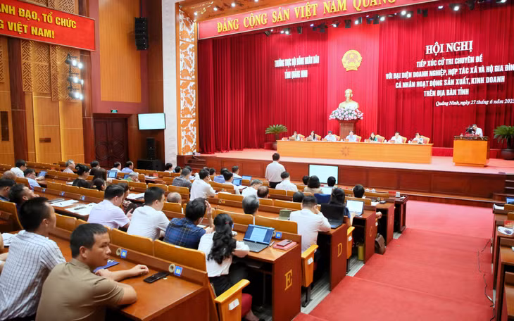 Đông đảo các cử tri đại diện cho cộng đồng doanh nghiệp, HTX, hộ kinh doanh trên địa bàn tỉnh dự hội nghị tiếp xúc cử tri chuyên đề và gửi tới Thường trực HĐND tỉnh các ý kiến, kiến nghị.