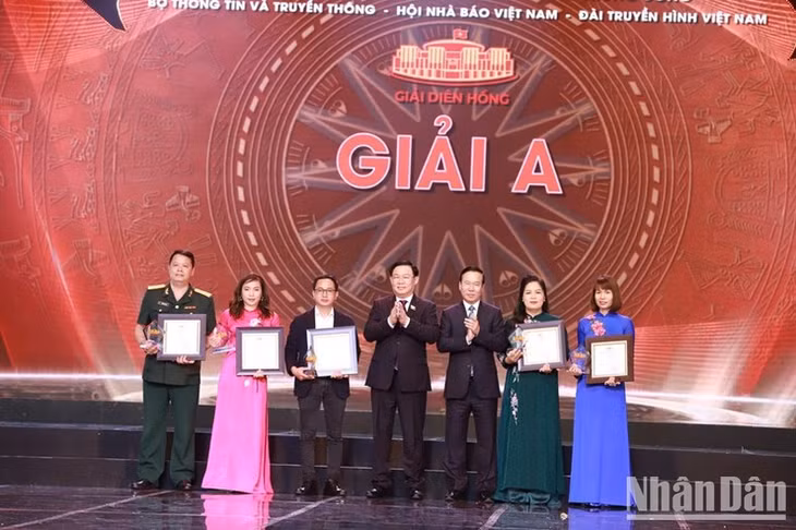 Chủ tịch nước Võ Văn Thưởng và Chủ tịch Quốc hội Vương Đình Huệ trao giải A cho các tác giả. (Ảnh: HOÀI NAM, Báo Nhân dân)