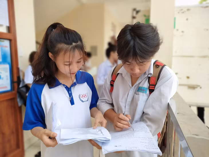 Đôi bạn tại điểm thi Trường THPT Hải Đông (huyện Tiên Yên) ôn bài trước giờ thi. Ảnh: Xuân Thao.