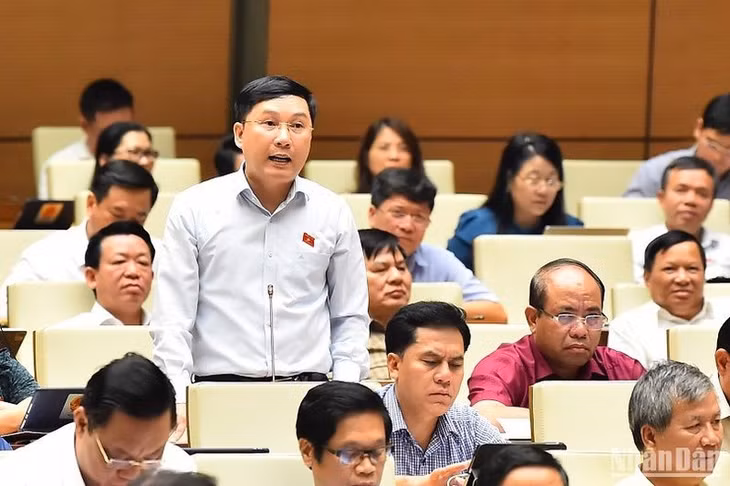 Đại biểu Lê Hoàng Anh đặt câu hỏi chất vấn Bộ trưởng Giao thông vận tải. (Ảnh: THỦY NGUYÊN)