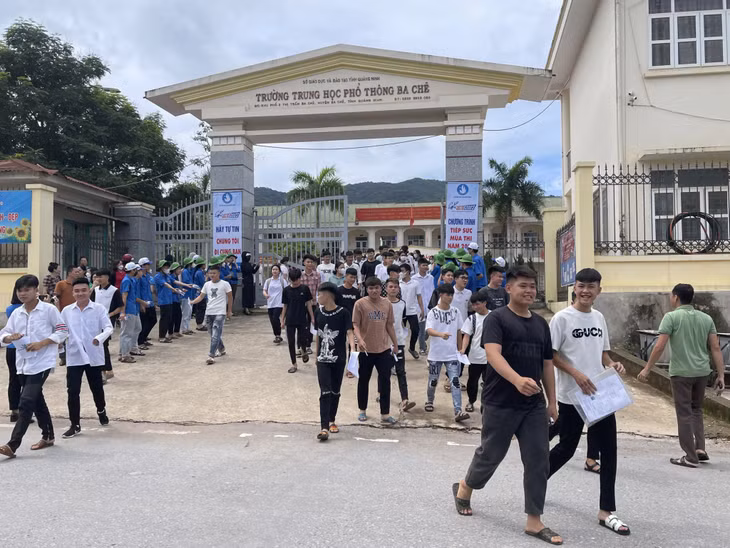 Thí sinh dự thi tại Điểm thi THPT Ba Chẽ rời khỏi trường thi sau khi hoàn thành bài thi.