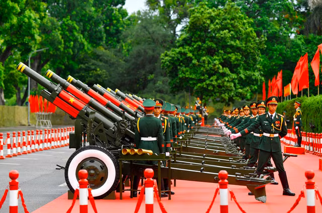 Trên nền quốc ca hai nước, 21 loạt đại bác bắn từ Hoàng thành Thăng Long trong nghi thức chào đón cao nhất dành cho nguyên thủ Hàn Quốc đến Việt Nam - Ảnh: Báo Tiền phong