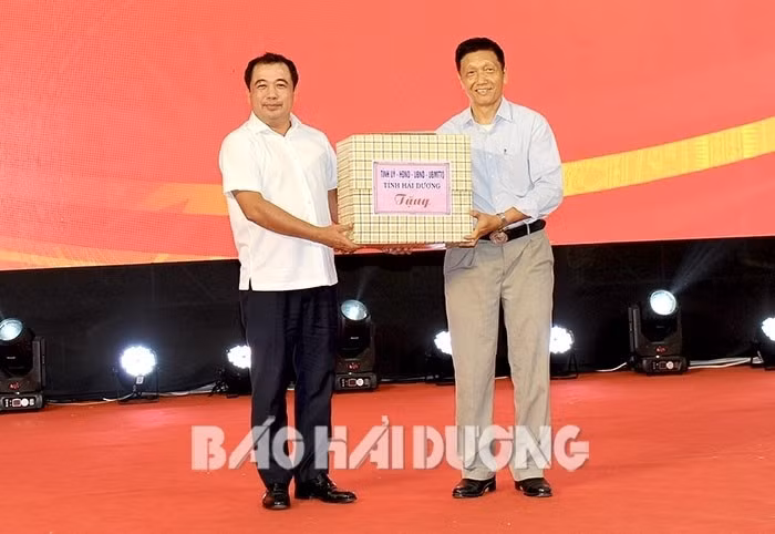 Đồng chí Trần Đức Thắng, Uỷ viên Trung ương Đảng, Bí thư Tỉnh ủy Hải Dương trao quà cho Hội Khuyến học huyện Thanh Hà