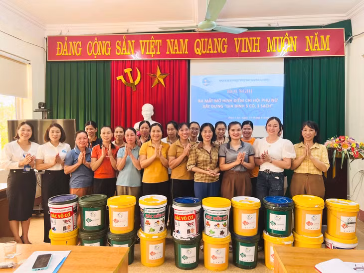Hội LHPN TP Hạ Long phối hợp với Hội LHPN xã Dân Chủ tổ chức ra mắt mô hình điểm Chi hội phụ nữ “Xây dựng Gia đình 5 có, 3 sạch”. Ảnh: Đơn vị cung cấp