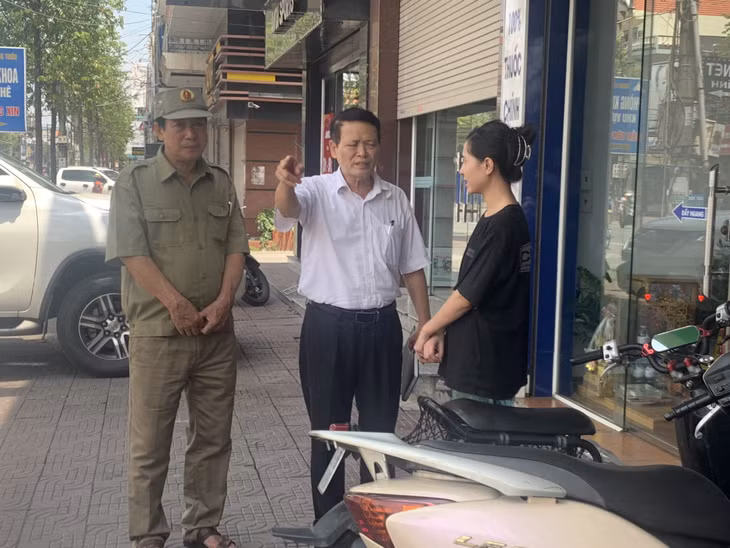 Ông Nguyễn Đình Thảo, Bí thư Chi bộ, Trưởng khu Hoàng Hoa Thám (phường Mạo Khê, TX Đông Triều) tuyên truyền, nhắc nhở người dân không lấn chiếm hành lang ATGT.
