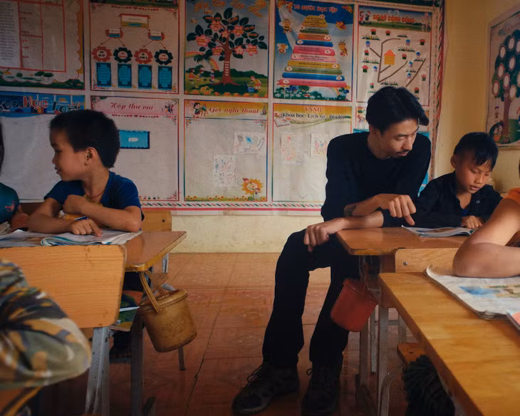 Đen Vâu cùng ê kíp lên thăm các em nhỏ Điện Biên, trong quá trình quay MV Nấu ăn cho em - Ảnh: NVCC