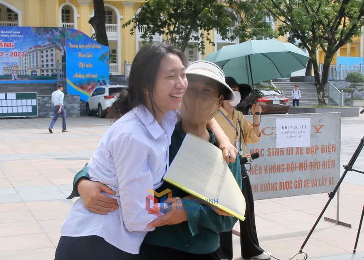Một sĩ tử ôm chầm lấy mẹ với tâm trạng mừng vui sau khi hoàn thành bài thi của mình.